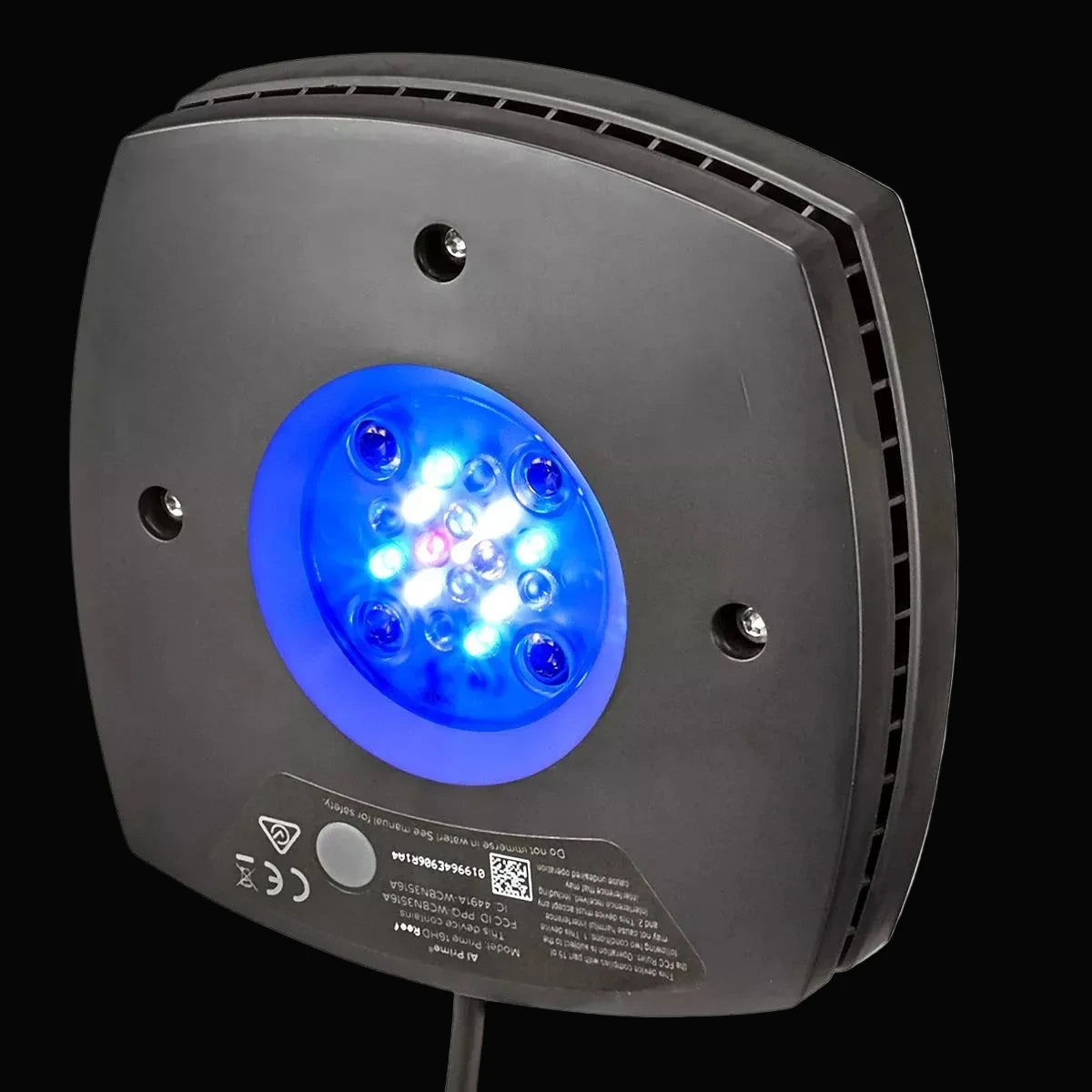 AquaIllumination Prime 16HD Reef noir allumé LEDs bleu spectre récifal vue face