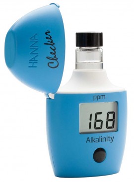 Hanna Alkalinity Checker dKH H1772 en cours d’utilisation pour mesurer l’alcalinité