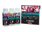 Trois bouteilles Red Sea Foundation Calcium+, KH/Alcalinité et Magnésium à côté de leur boîte