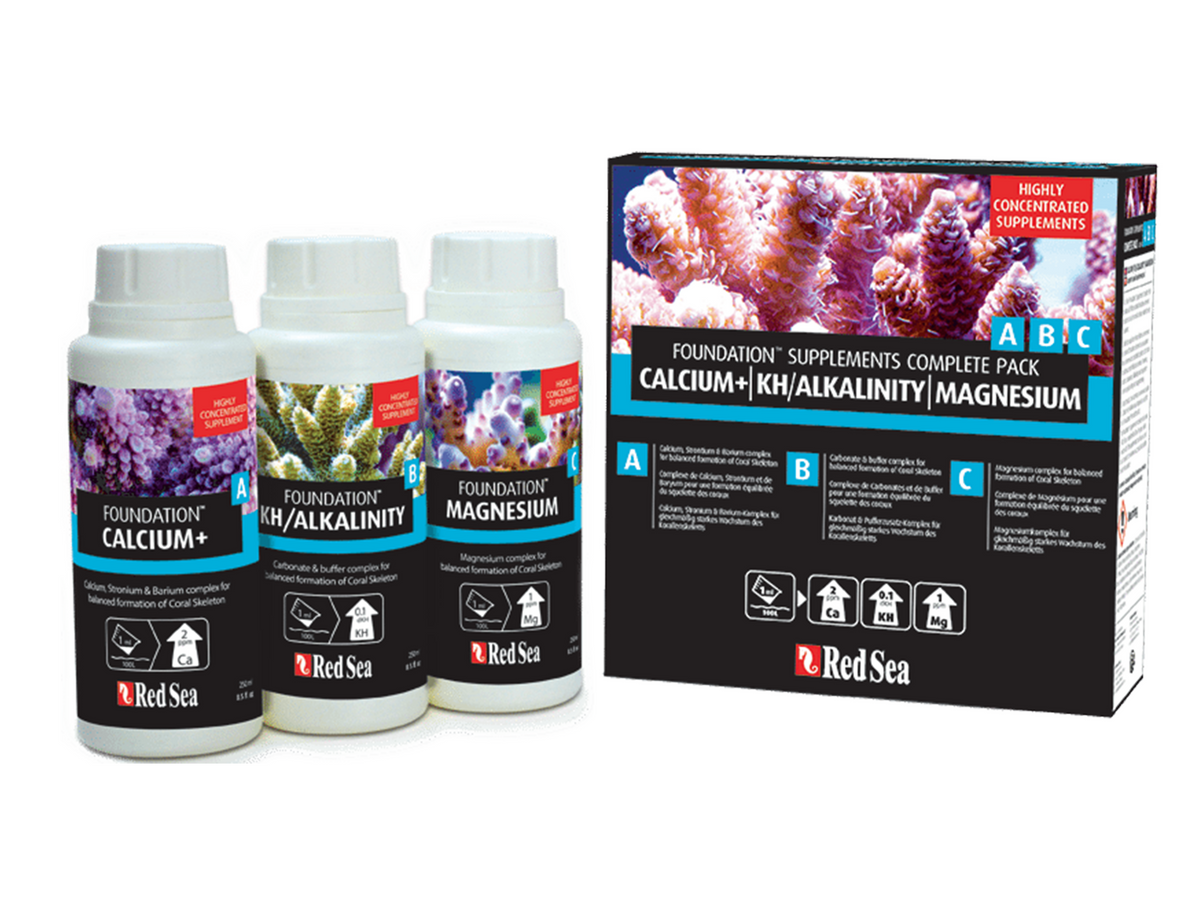 Trois bouteilles Red Sea Foundation Calcium+, KH/Alcalinité et Magnésium à côté de leur boîte