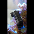 Tunze Care Magnet pico en gros plan sur la vitre d'un aquarium récifal