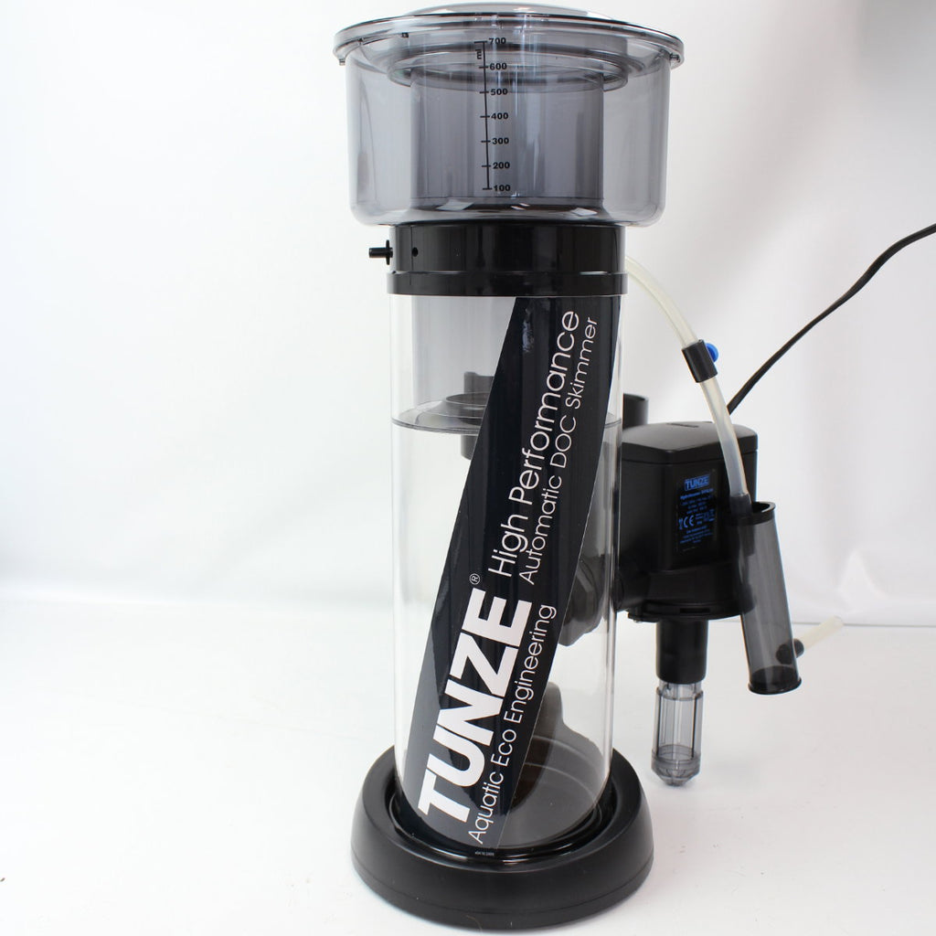 Écumeur Tunze DOC Skimmer 9410 — vue de côté avec le marquage Tunze